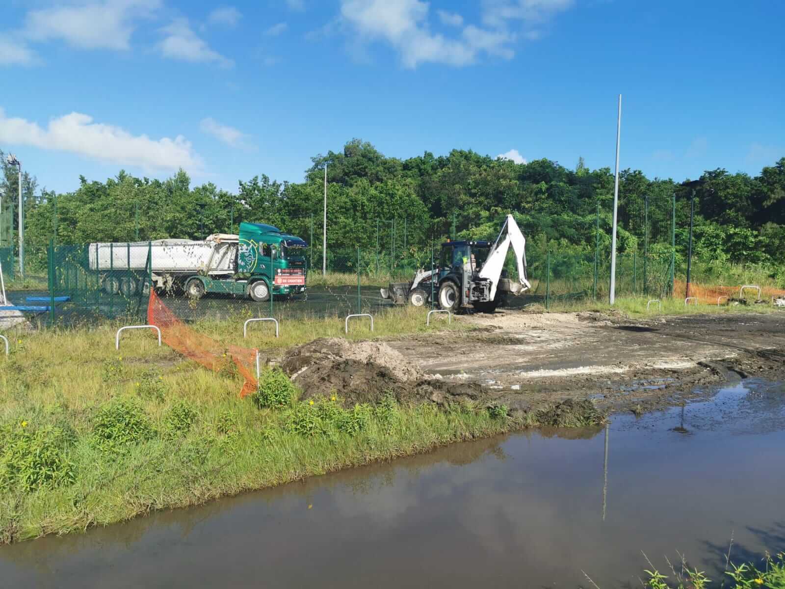 𝗧𝗥𝗔𝗩𝗔𝗨𝗫 de rénovation du terrain de basket du Complexe sportif Michel BENJAMIN 