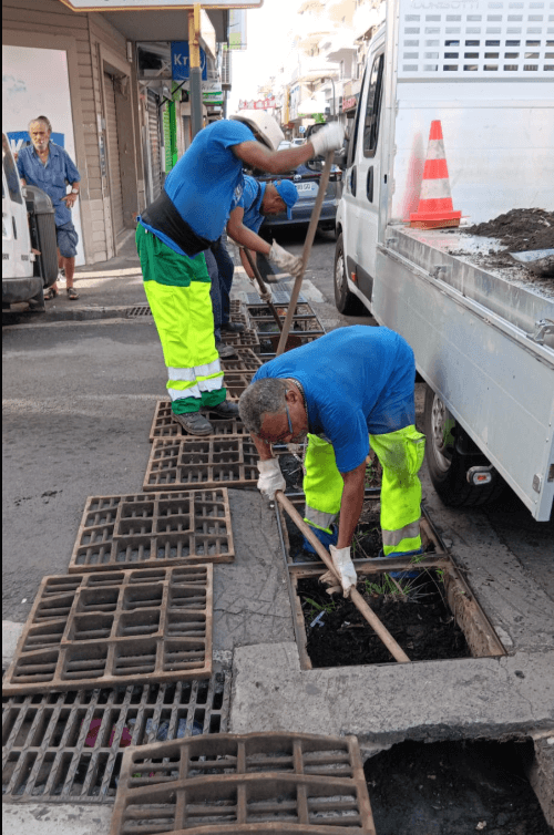 Le nettoyage des caniveaux des rues du centre-ville se poursuit